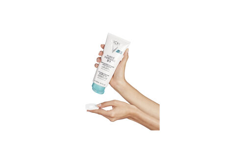 Puret&eacute; Thermale D&eacute;maquillant int&eacute;gral 3 en 1 - Visage | L'Or&eacute;al Dermatological Beauty Partner Shop